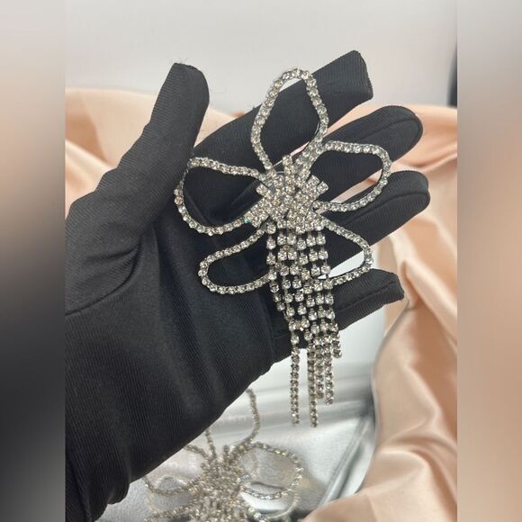 “Crystal Flower Tassel Earrings – Glamorous Statement Jewelry” - Picture 5 of 8